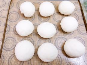 揉好的面团不用发酵，直接分割成9份，每份约70克左右，分别排气滚圆后盖保鲜膜松弛10分钟