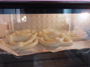 放入预热好的烤箱中层上下火220度烤20分钟，出炉后马上从油纸上取下来，不然会不好取