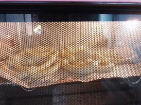 放入预热好的烤箱中层上下火220度烤20分钟，出炉后马上从油纸上取下来，不然会不好取