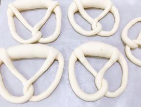 全部做好放入冰箱冷藏或者冷冻30分钟，方便后面泡碱水（喜欢松软一点儿口感的可以室温发酵15分钟再送入冰箱）