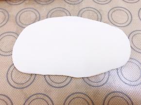 取一份擀成椭圆形