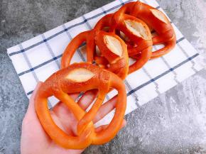 泡好碱水一定要马上进烤箱不然表皮会起泡。我分两次烤的第二盘起泡了