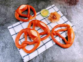 刚刚出炉的碱水面包外皮酥脆内里松软，放凉后表皮会变韧有嚼劲