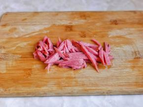 香肠切丝，不要太细。