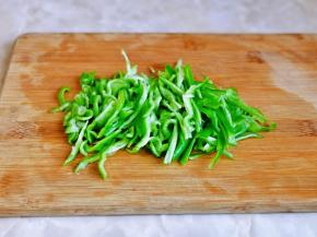 青椒洗净去根，去籽再切丝。