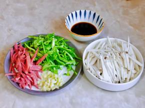 生抽，蚝油倒入小碗中，加入一小勺纯净水搅拌均匀，大蒜去皮切碎，准备工作完成。