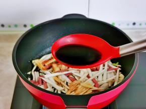 加入调好的料汁，小火翻炒。
