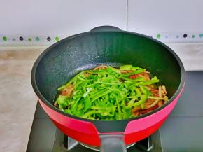 再加入青椒丝。