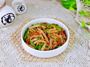 盛出装盘，撒上熟黑芝麻点缀。