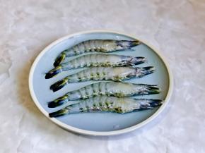 将黑虎虾的爪子，嘘嘘头剪掉。