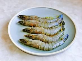 再撒上黑胡椒。