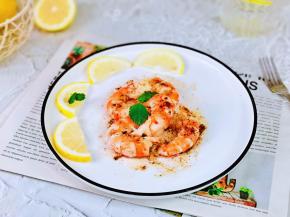 剥掉虾皮，即可享用。