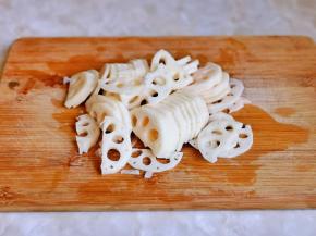 首先将莲藕去皮洗干净，再切片。