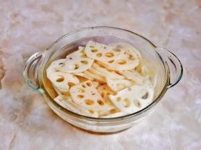 切好的莲藕泡盐水，避免氧化。