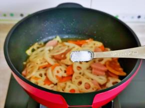 按个人口味加入盐，翻炒2分钟。