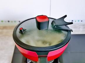 立刻盖上盖子，避免油花四溅！！