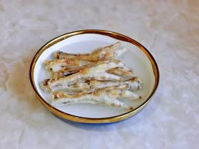 炸好的鸡爪捞出再次泡冷水，适当多泡一会，将表皮泡皱最好。