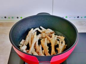 泡好的鸡爪放入锅中。