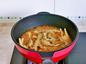 再加入2小碗纯净水，按个人口味加入盐。