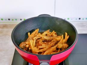 烧至汤汁浓稠关火。（汤汁无需收干，有点汤汁更好吃）