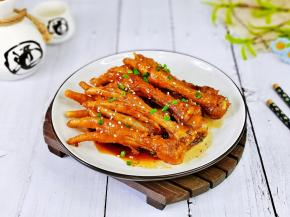 盛出装盘，撒上葱花，熟白芝麻。