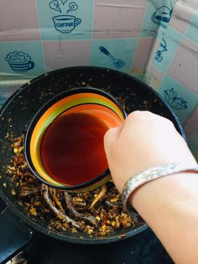 淋上半碗黄酒去腥！（没有黄酒的可以用料酒代替！）