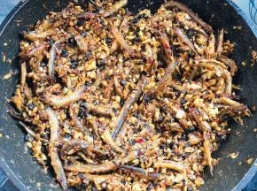 开中火慢慢炸香炸脆！