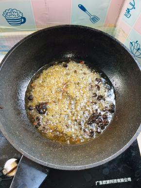倒入豆豉炒香！关火！
