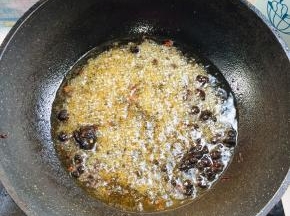 倒入豆豉炒香！关火！