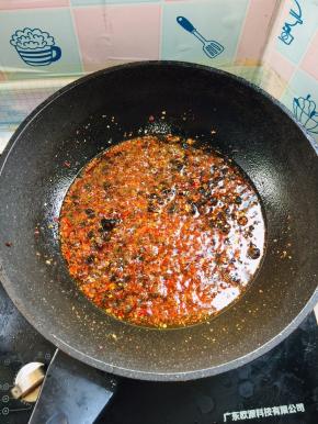加粗辣椒面炒5秒钟左右！