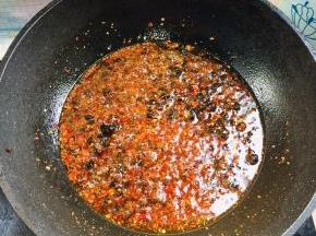 加粗辣椒面炒5秒钟左右！