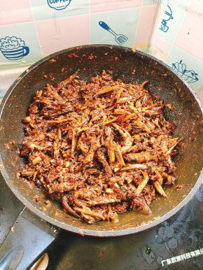 起锅前放入两勺鸡精翻炒均匀即可！