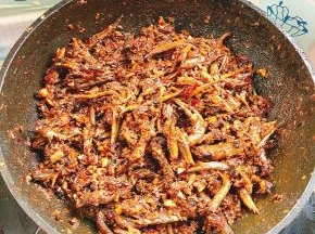 起锅前放入两勺鸡精翻炒均匀即可！