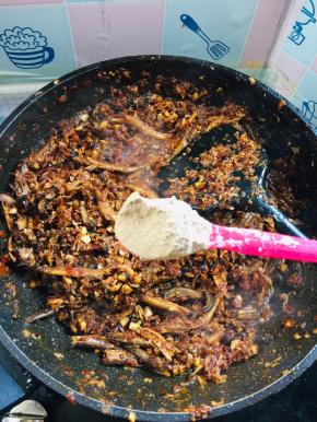 两勺胡椒粉翻炒均匀！