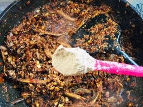 两勺胡椒粉翻炒均匀！