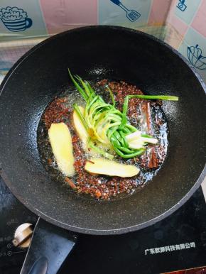 小鱼，小虾去腥增香需要一锅好底油！锅烧热倒入适量的油，放入葱结，生姜，花椒，八角，桂皮中火慢慢炸！