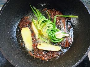 小鱼，小虾去腥增香需要一锅好底油！锅烧热倒入适量的油，放入葱结，生姜，花椒，八角，桂皮中火慢慢炸！