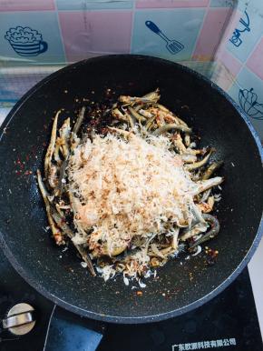 再倒入小鱼，小虾米翻炒均匀！