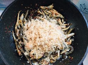 再倒入小鱼，小虾米翻炒均匀！