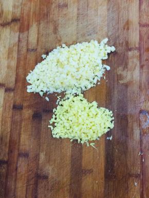 蒜瓣拍碎切成蒜末，生姜去皮切成末备用！