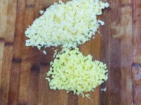 蒜瓣拍碎切成蒜末，生姜去皮切成末备用！