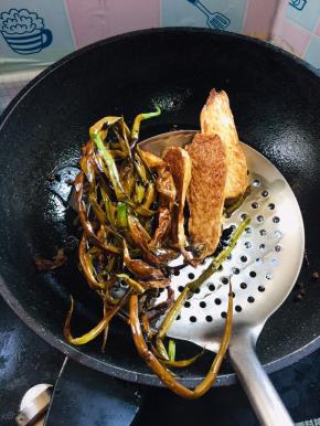 炸到焦黄捞出来！