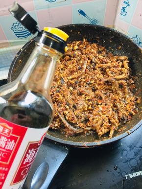 加入两大勺生抽！