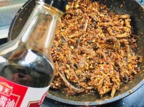 加入两大勺生抽！