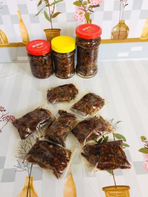 晾至温热装入干净无水的容器中，放入冰箱冷藏保存！炒菜放一点，更香辣入味！吃饭拌面来两勺，特别开胃！（我还用小的密封袋装了几包，出去玩儿的时候可以带出去当零食吃！特别的方便，美味！）