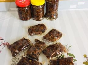 晾至温热装入干净无水的容器中，放入冰箱冷藏保存！炒菜放一点，更香辣入味！吃饭拌面来两勺，特别开胃！（我还用小的密封袋装了几包，出去玩儿的时候可以带出去当零食吃！特别的方便，美味！）