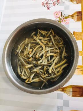 选择肉多刺少的小鱼干，提前放入温水中浸泡10分钟左右！