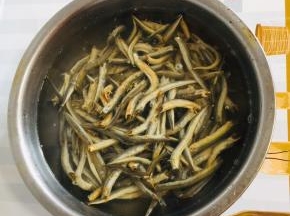 选择肉多刺少的小鱼干，提前放入温水中浸泡10分钟左右！