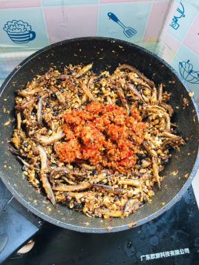 再加老坛剁辣椒翻炒片刻，水份尽量收干一点，保存时间更长！