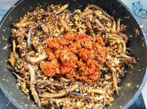 再加老坛剁辣椒翻炒片刻，水份尽量收干一点，保存时间更长！